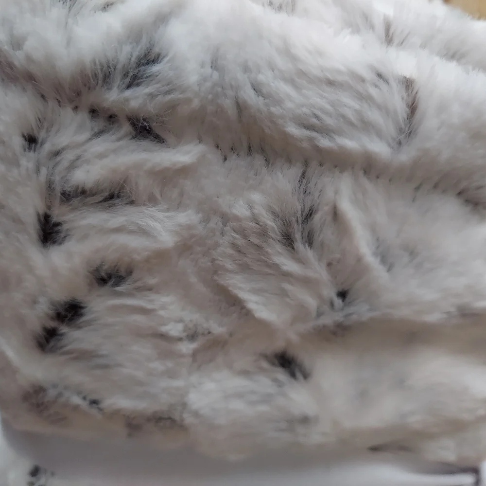 Outrageously Soft Minky Snow Leopard Faux Fur Luxe Throw Blanket 50 x 60 BNWT
